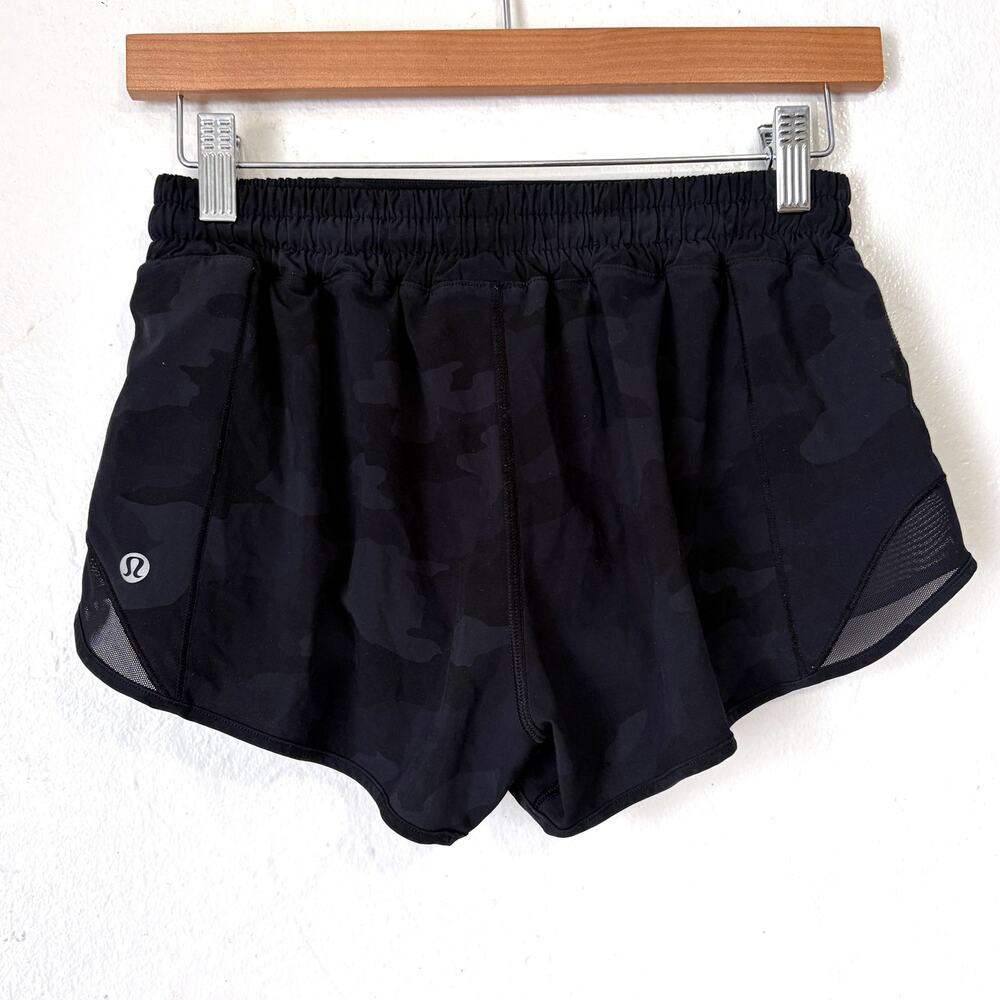 Lululemon Hotty Hot Short II Black Camo Size 6 2.5" Lined Running Shorts